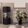 Etanolkamin Apartment 2 i svart färg placerad mot en vägg