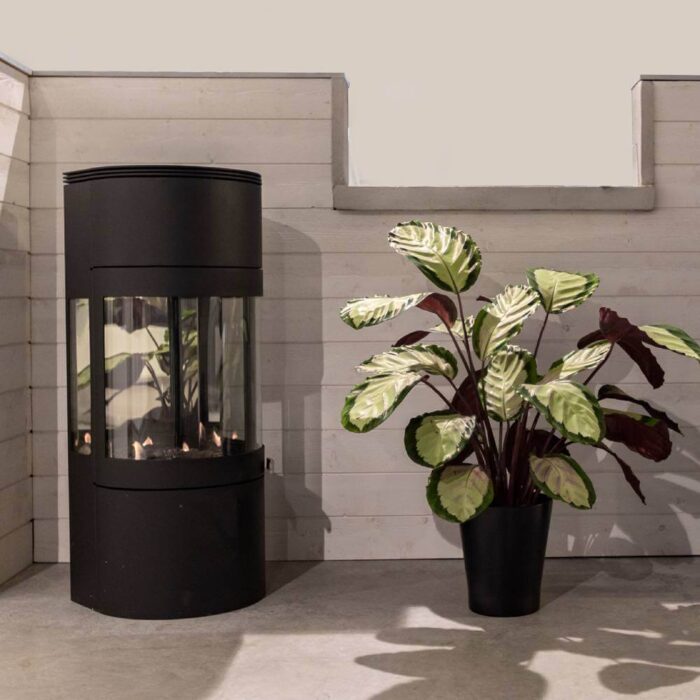 Etanolkamin Apartment 2 i svart färg placerad mot en vägg