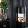 Etanolkamin Apartment 2 i svart färg placerad mot vägg