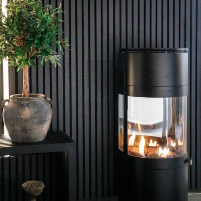 Etanolkamin Apartment 2 i svart färg placerad mot vägg
