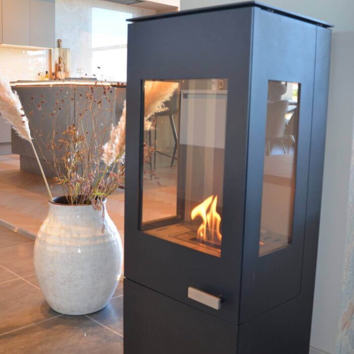 Etanolkamin Apartment Allerum Svart placerad mot vägg i hörn