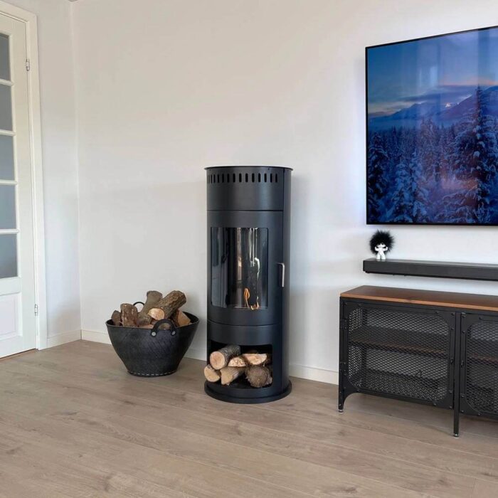 Etanolkamin Washington i svart i vardagsrum bredvid TV