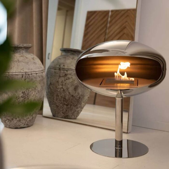 Etanolkamin Cocoon Pedestal framför spegel