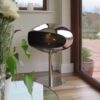 Etanolkamin Cocoon Pedestal i polerat stål i vardagsrumsmiljö