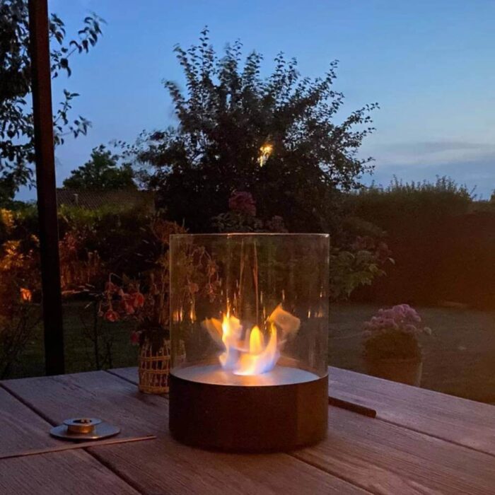 Etanoldriven bordskamin Southwark i svart utomhus