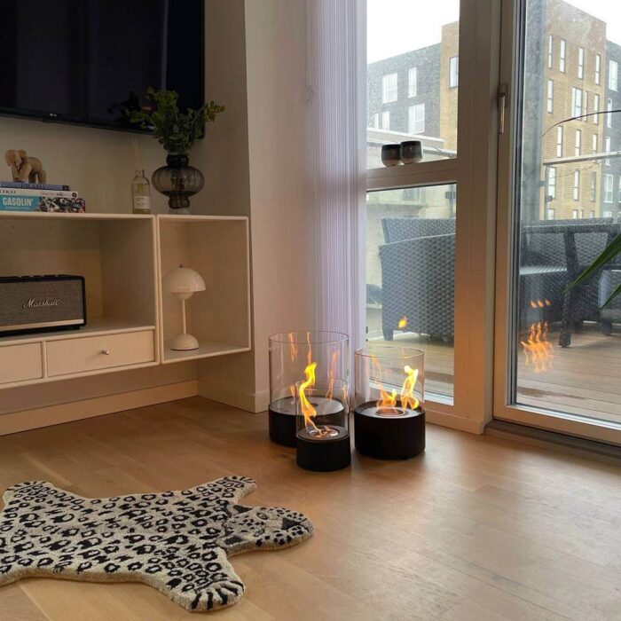 Etanoldriven bordskamin Southwark i svart på vardagsrumsgolv