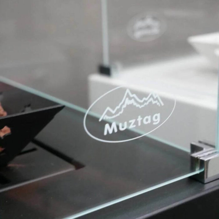 Sidoglas med logotyp till Muztag Malaga