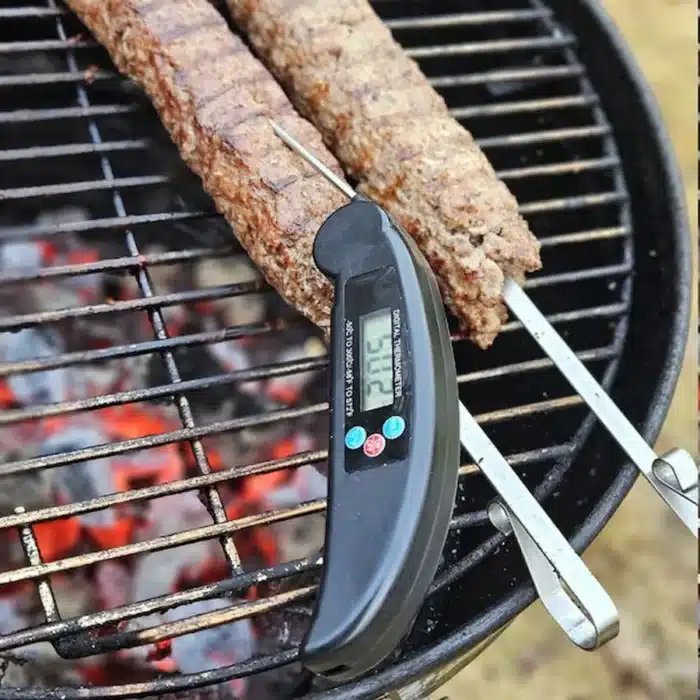 bluegaz-digital-grilltermometer-i-lammspett-pa-kolgrill