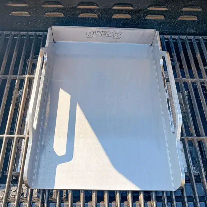 Bluegaz Ulvaryd Stekbord 25x35 cm ligger på grill