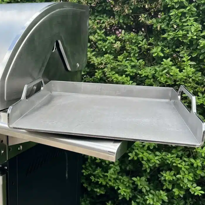 Bluegaz Ulvard stekbord 40x04 cm placerat bredvid grill