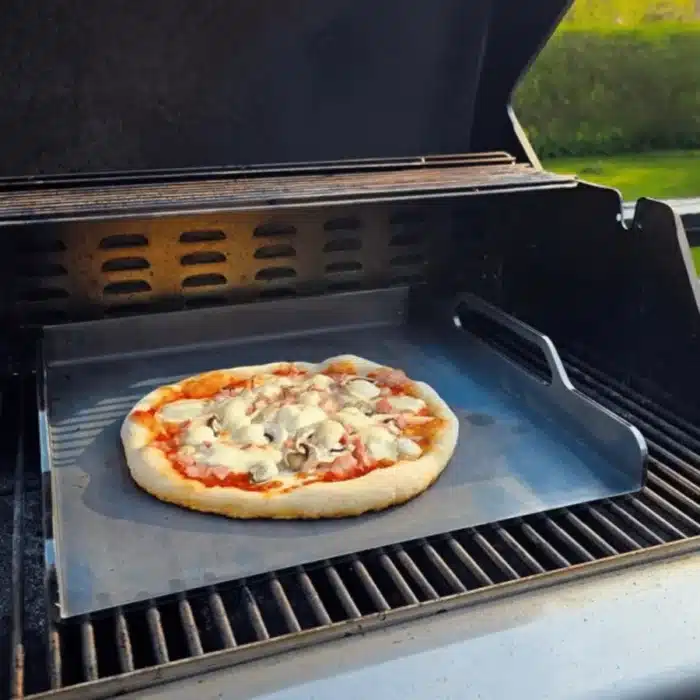 Bluegaz Ulvaryd Stekbord 40x40 cm med pizza på grill